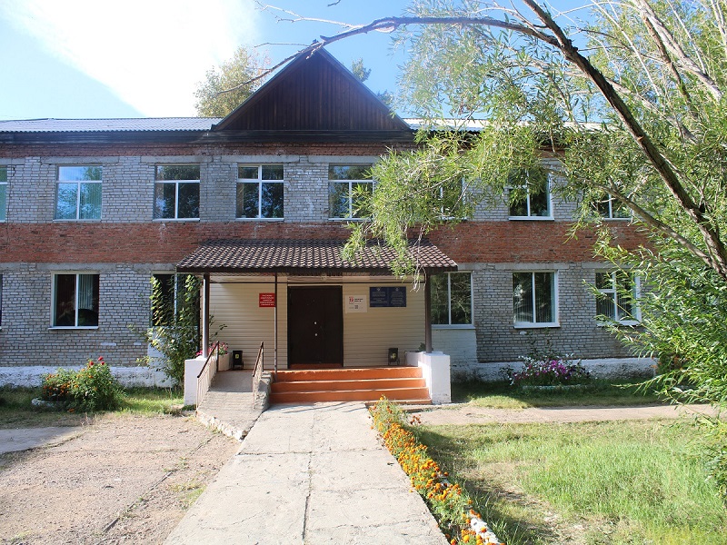 Парадный вход школы